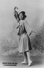 Harriet Bosse som Puck på Dramaten 1900. Foto Herman Hamnqvist