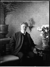 August Strindberg Foto taget i salongen pÂ Karlav‰gen i juni 1906 Stadsmuseet Neg B 4591