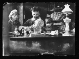 Bildnr 39 August Strindberg tillsammans med barnen Jarin, Greta och Hans, Gersau 1886. Fotograf: August Strindberg